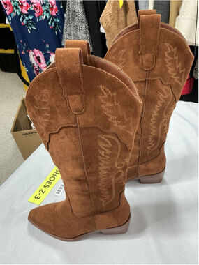 Womans Excellent Condition Knee High Western Style Boots Brown 7.5 Pointed Toe
